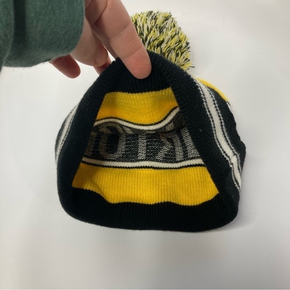 Burton Pom hat - Picture 2 of 3